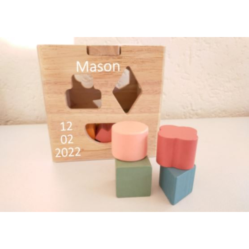 Houten vormenkubus - vormenstoof met naam/datum